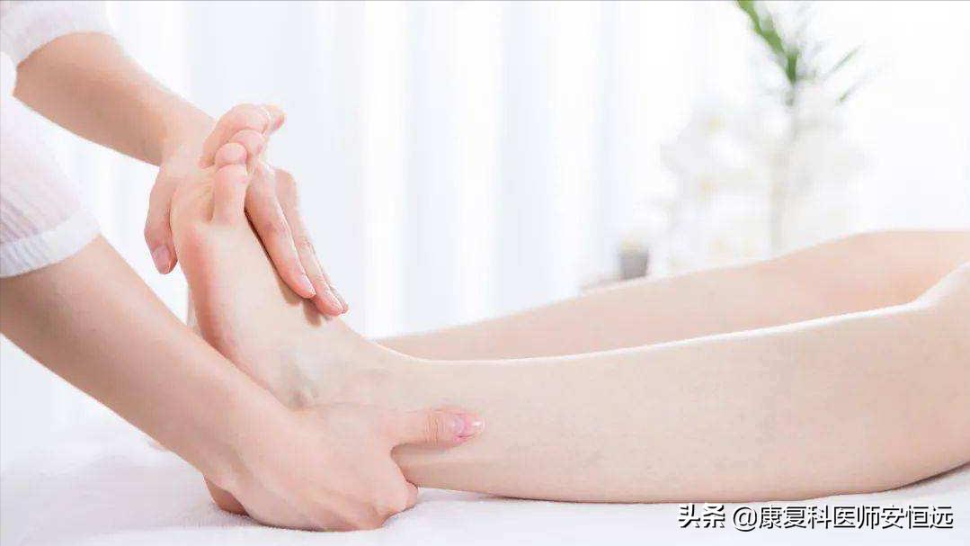 脚底板爱发烫是什么原因,脚底板生茧很疼怎么回事