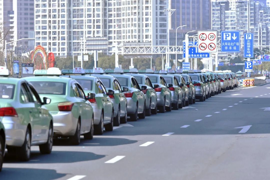 陈岩石与绑架者谈判,韩国电影女的和绑架者谈判