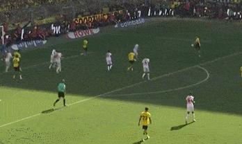 德甲拜仁3-2客胜多特继续领跑,率先破僵拜仁1-0领先多特