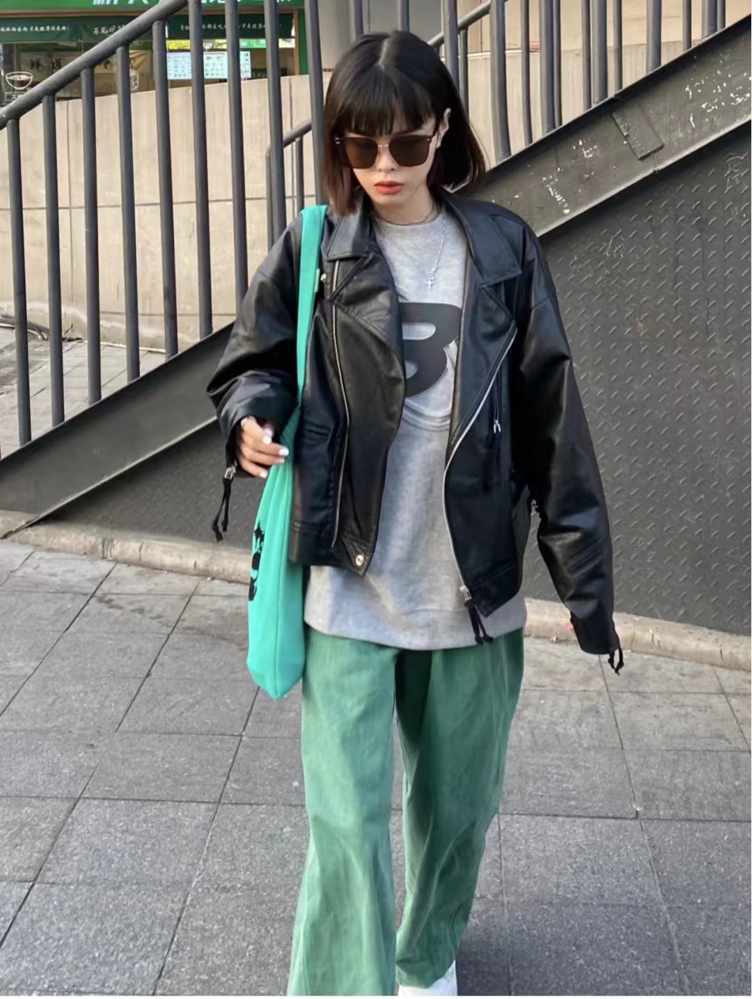 黑色机车皮衣搭配女秋冬,男士皮衣怎么搭配才显高级