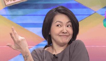 牛角胸罩，诱惑式舔刀尖，这些颠覆三观的镜头，看完让人一言难尽