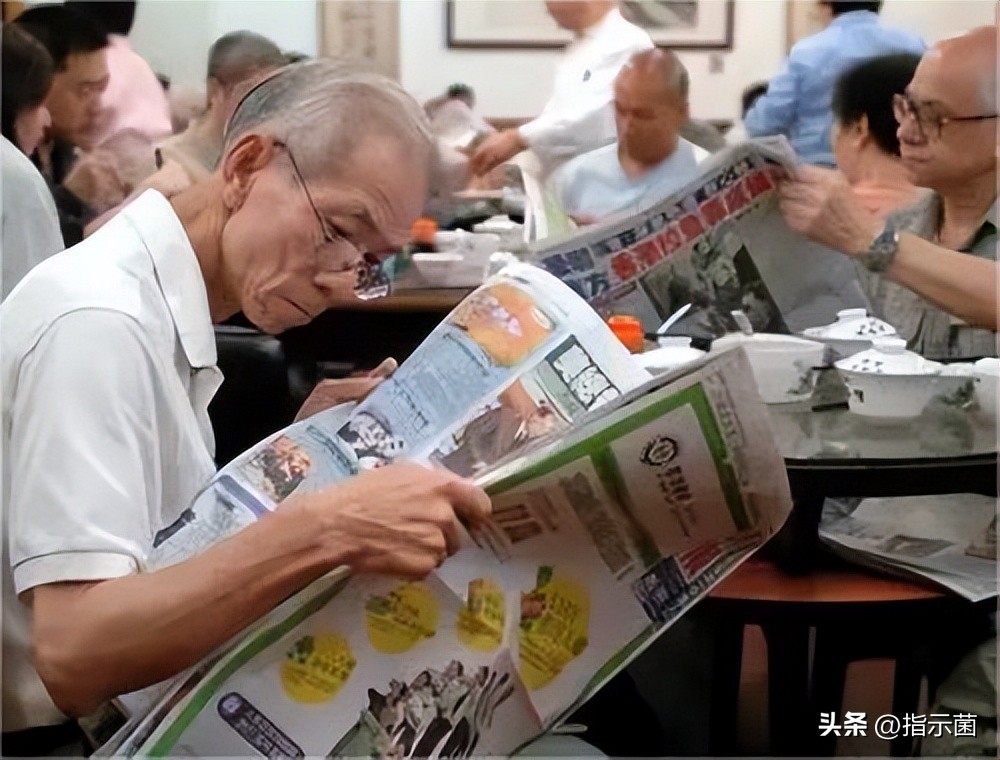 蓝黑色塑料拖鞋不要买,发臭加脚气病,你想要?