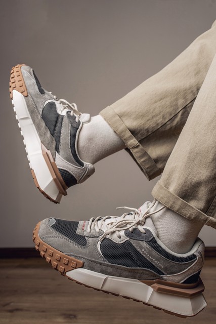 一代鞋王破产战胜对手却输了时代,一代鞋王没落的背后