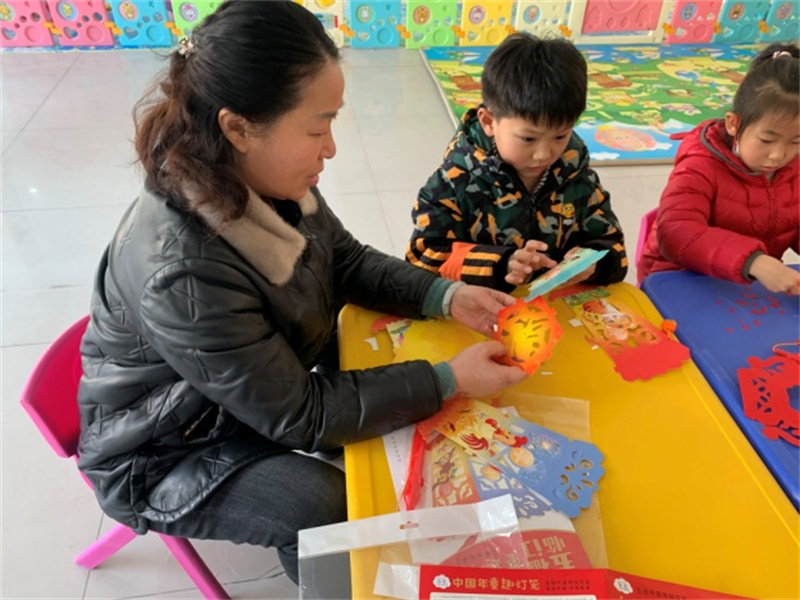 举办新时代文明实践元宵节花灯展,缤纷的冬日灯笼制作