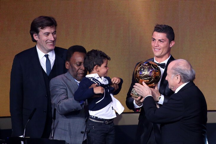 十二岁的c罗和迷你罗踢球,迷你罗对c罗的重要性