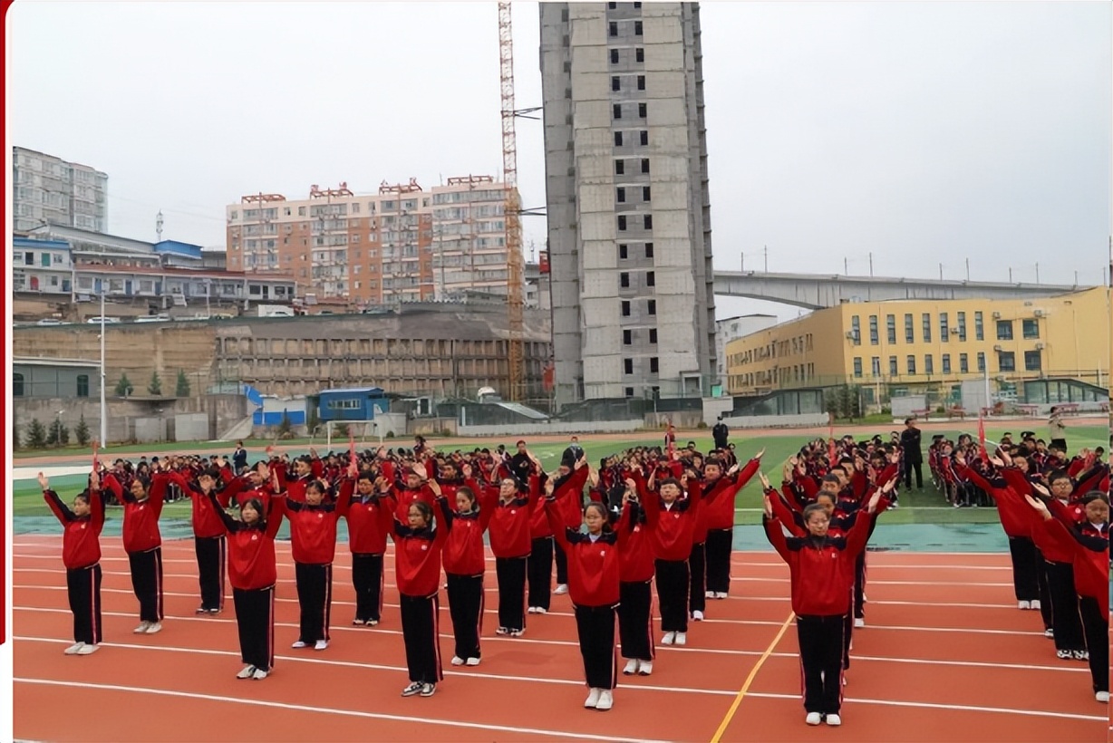 吴堡县二中举行广播体操暨花样跑*比操**赛