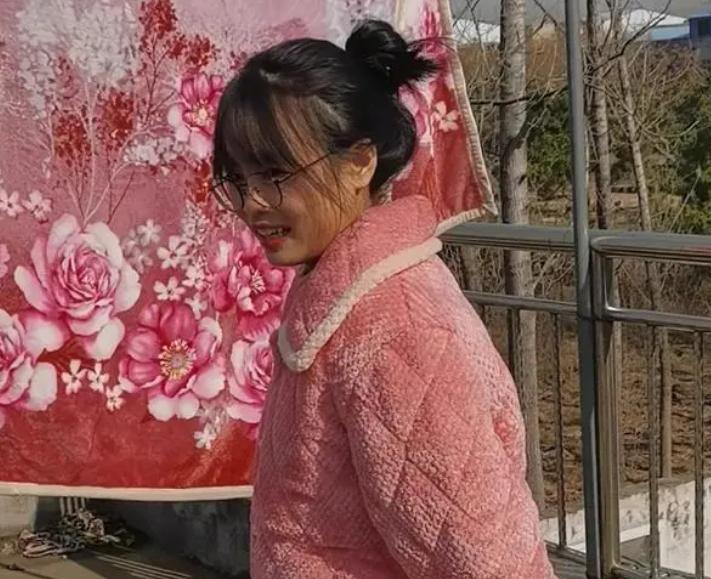 女大学生抱怨父母偷喝矿泉水,女大学生买了一箱矿泉水