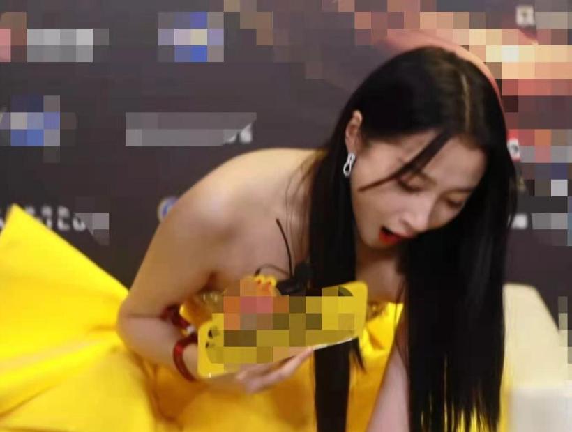 吴宣仪关晓彤玫红色礼服,关晓彤吴宣仪穿衣