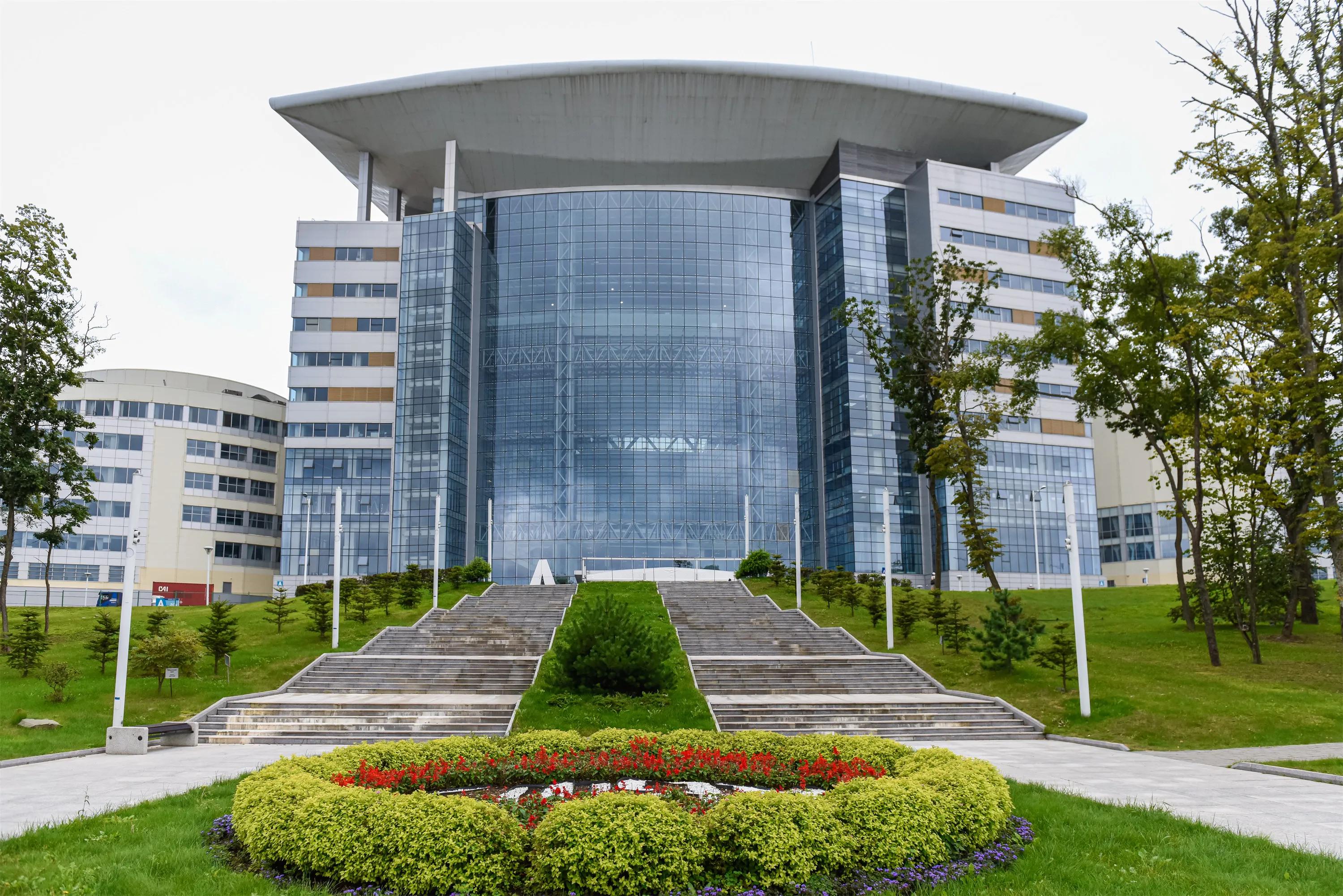 校园里有海？难怪普京最爱去这里！这才是别人家的大学吧！