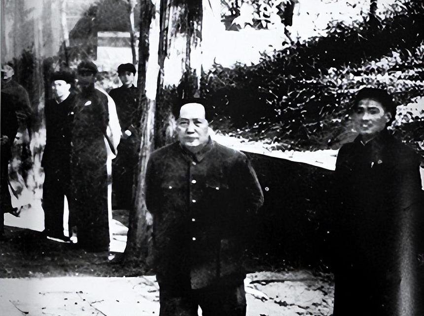 52年毛主席游孔庙，对旁人打趣地说道：我考考你们，孔子姓什么？