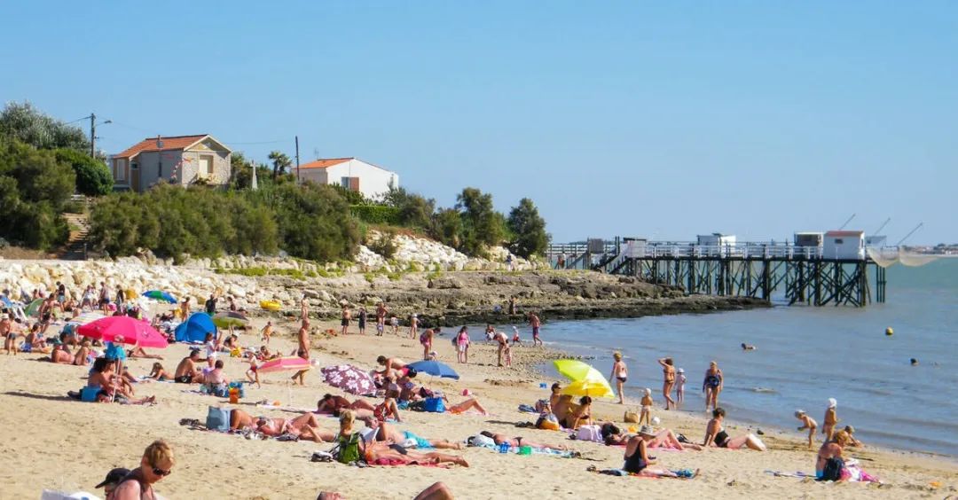 为什么欧洲人喜欢淋雨不撑伞,法国人下雨不打伞