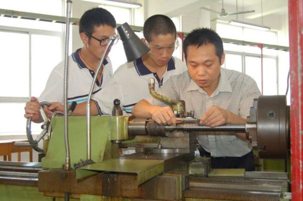 2023考不上高中的孩子别焦虑，这些技术未来很吃香，不比高中生差