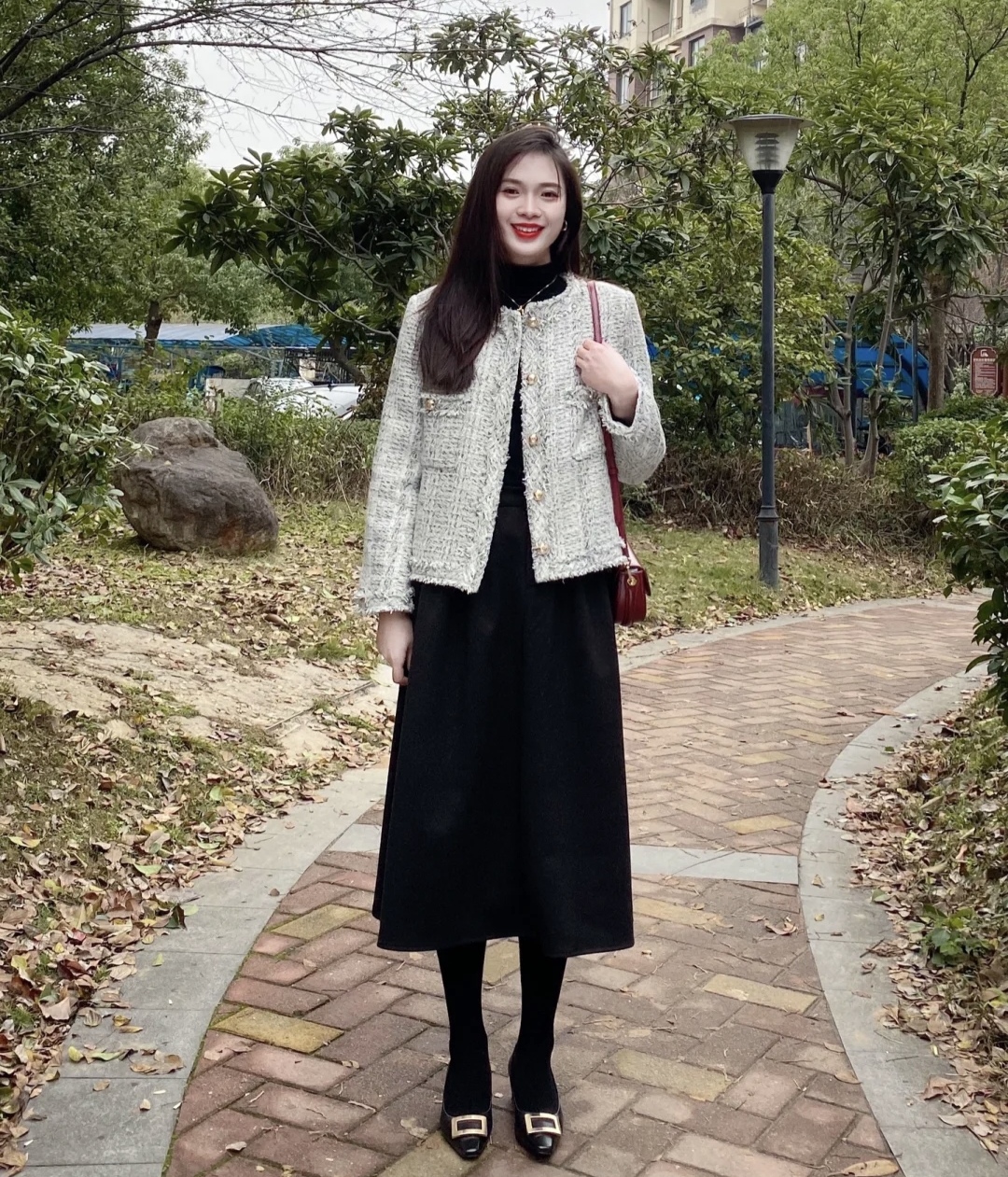 冬季流行鱼尾裙短款羽绒服穿搭,深色羽绒服搭配什么色的半身裙