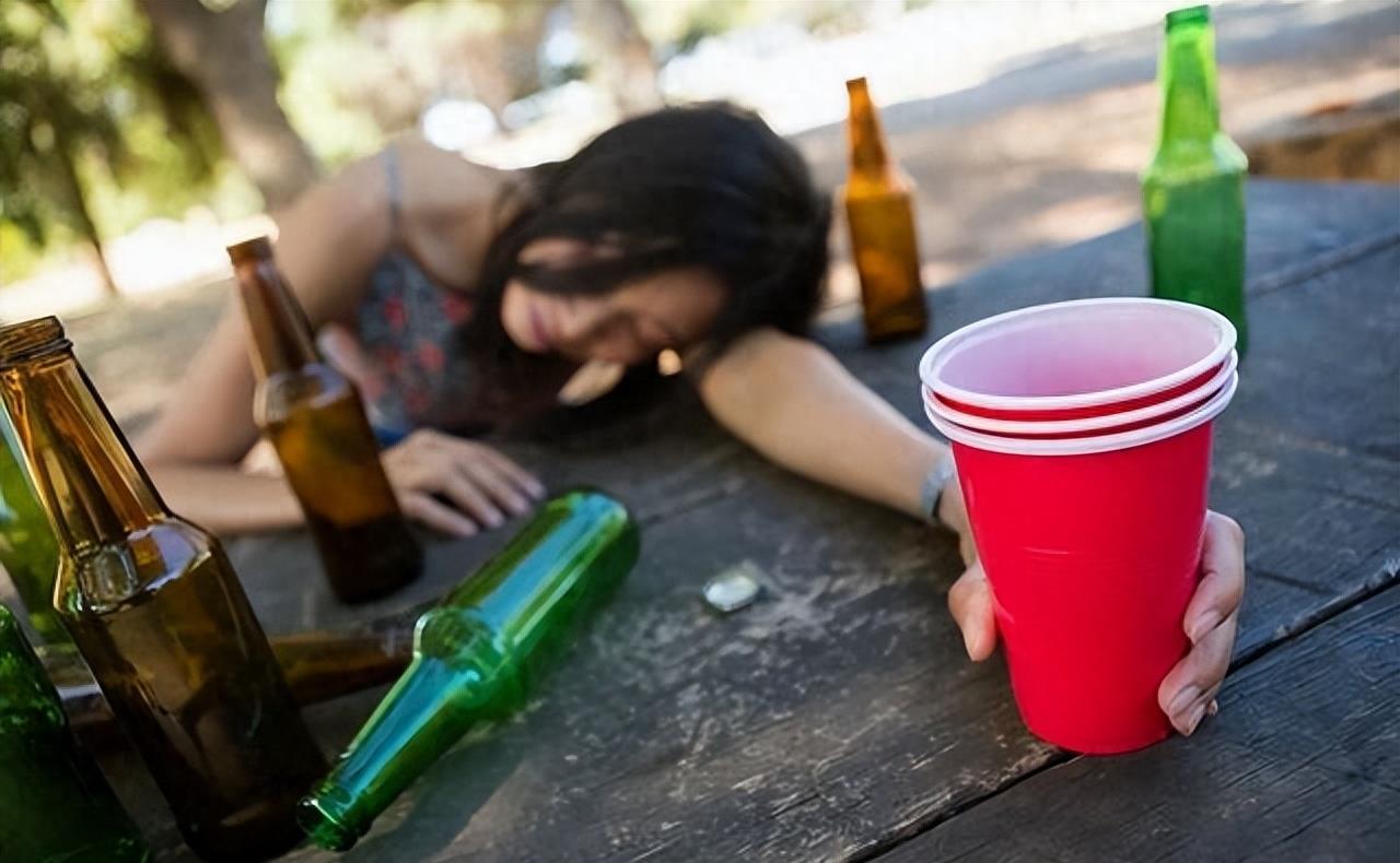 醉酒四川女子遭男子强奸，当众上演“动作大片”