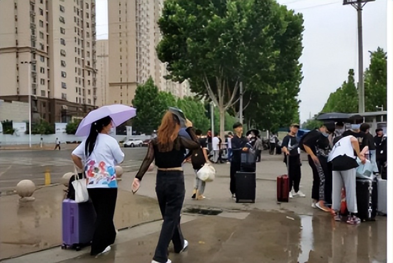 实体店买衣服为什么不能退换,网上买的衣服不合适该如何买出去