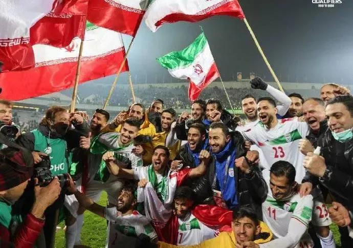 涓浗瓒崇悆杈撳湪璧疯窇绾夸笂,杈撳湪浜嗚捣璺戠嚎涓婅触缁欎簡鐜板疄