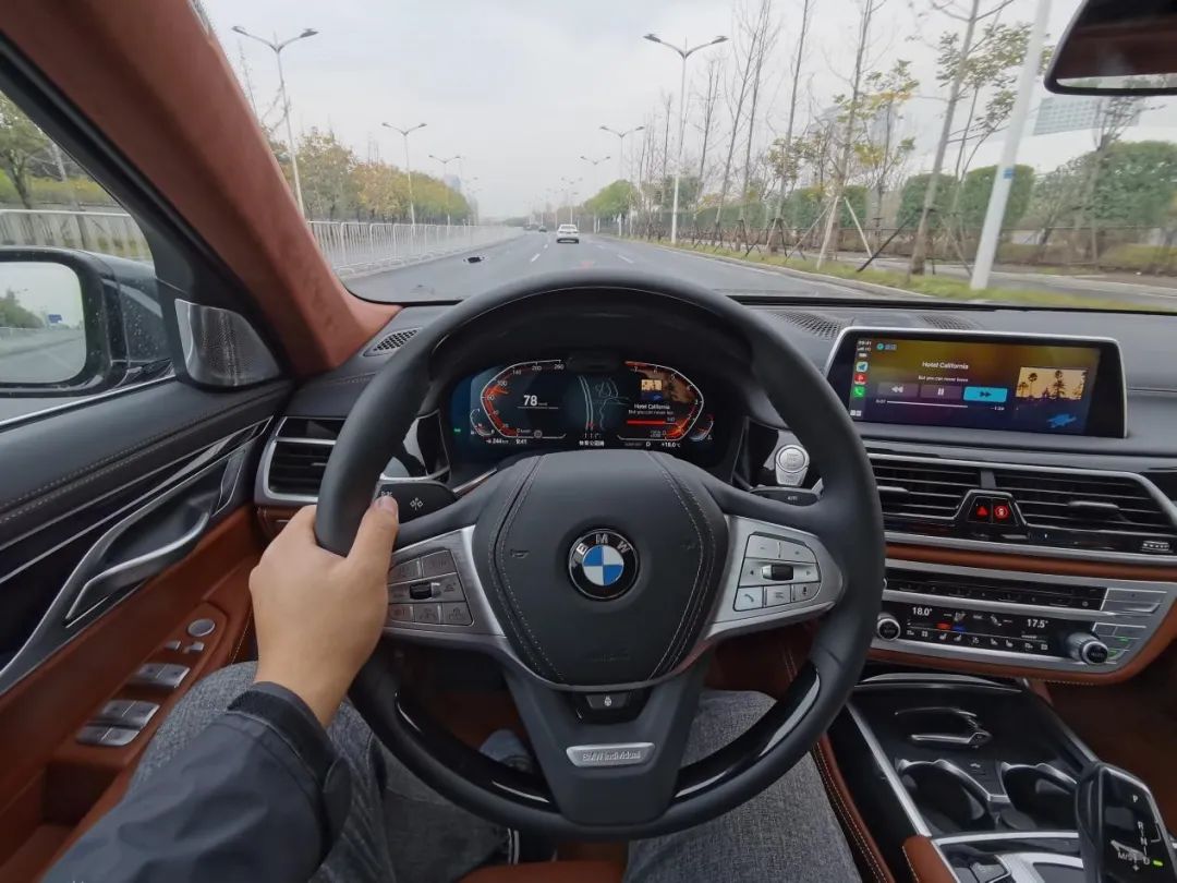 宝马三系330li驾驶感受,拥有一辆宝马三系的体验