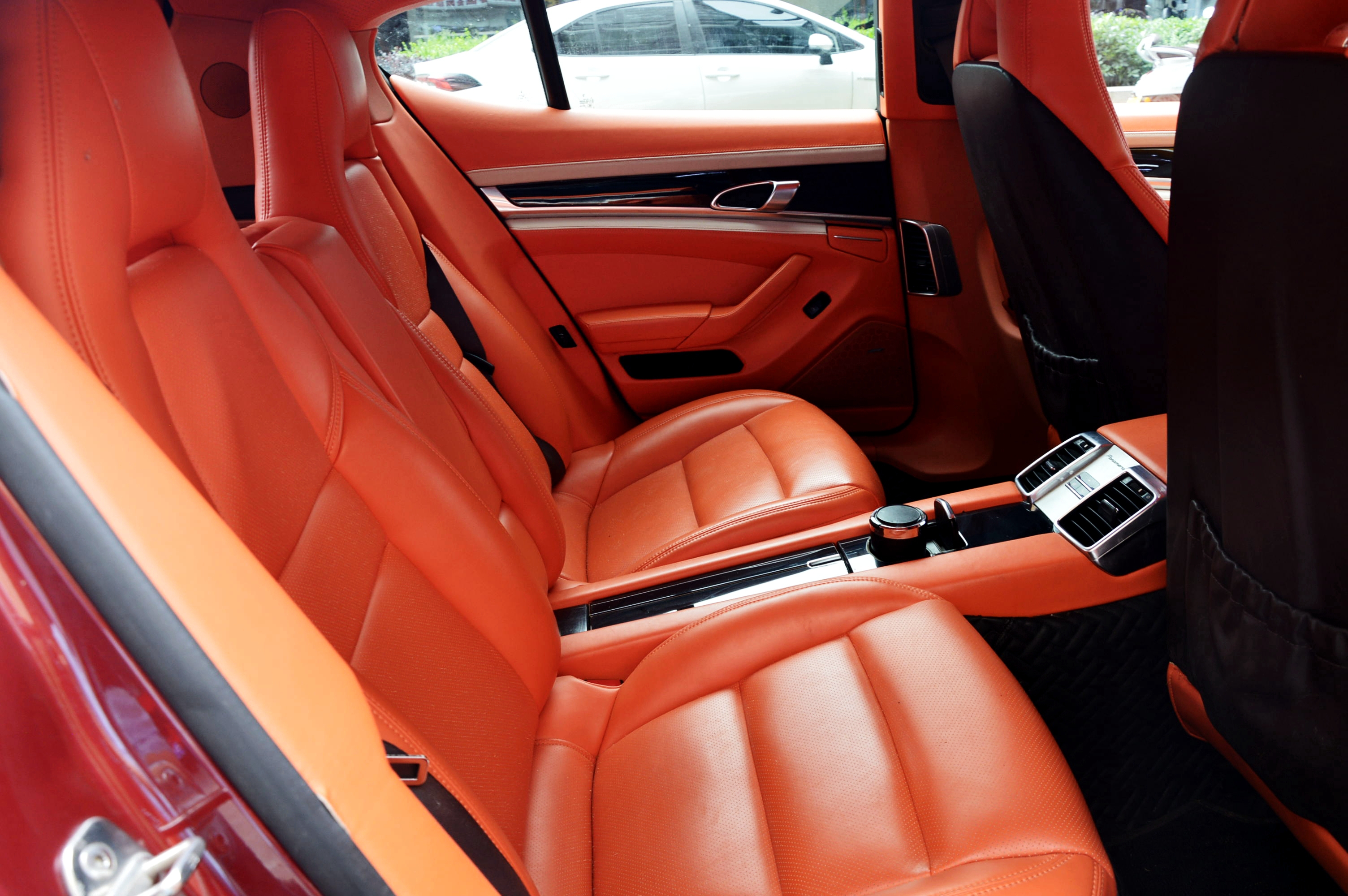 租一台法拉利488多少钱一天,在成都租一辆法拉利多少钱一天