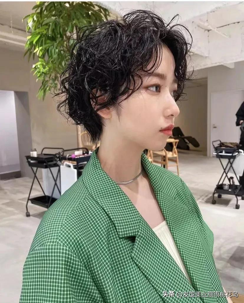 显年轻洋气的烫短发,显脸小显年轻的短发