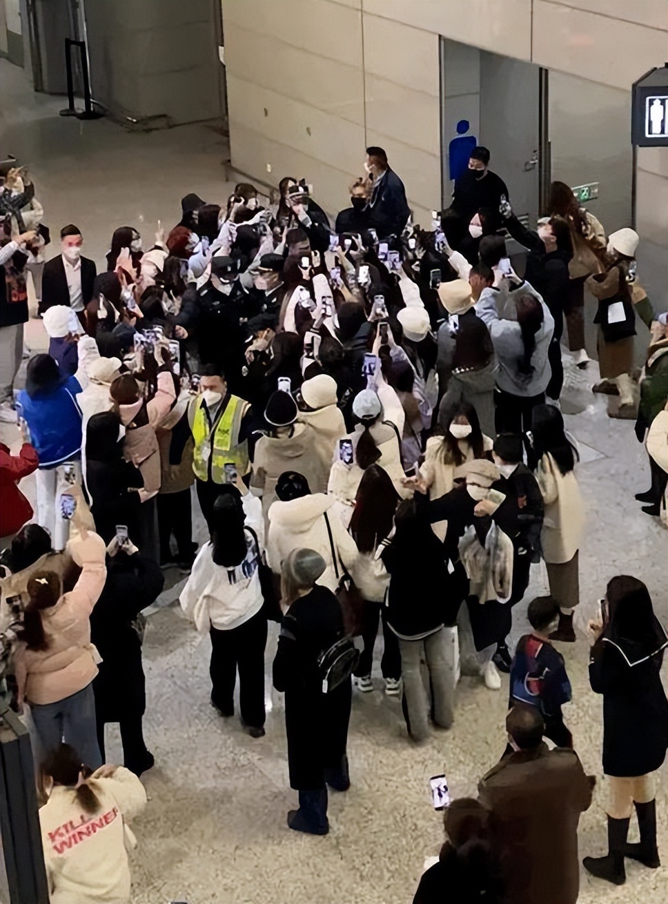 闯进场拥抱梅西球迷发声,球迷冲进球场拥抱梅西跑了多少米