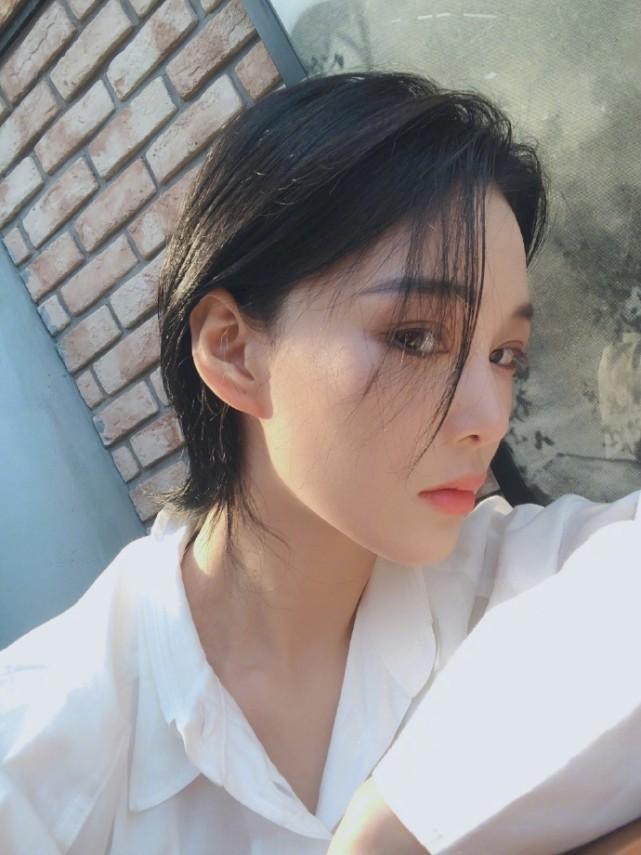 *拍偷**美女自拍张馨予出差留着网红发卡，化好妆还不忘吃饭。