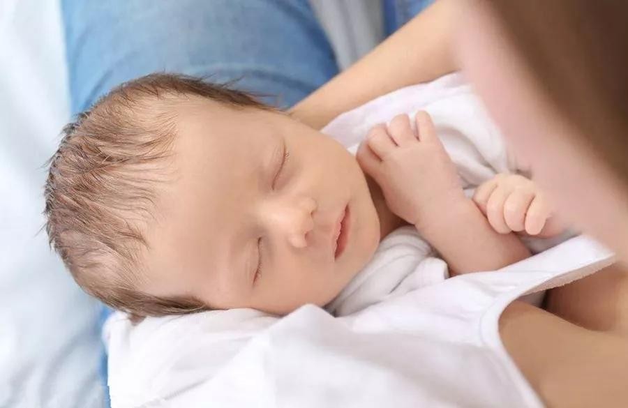 新生儿注意事项和护理方法,新生儿护理4个问题新手爸妈必备