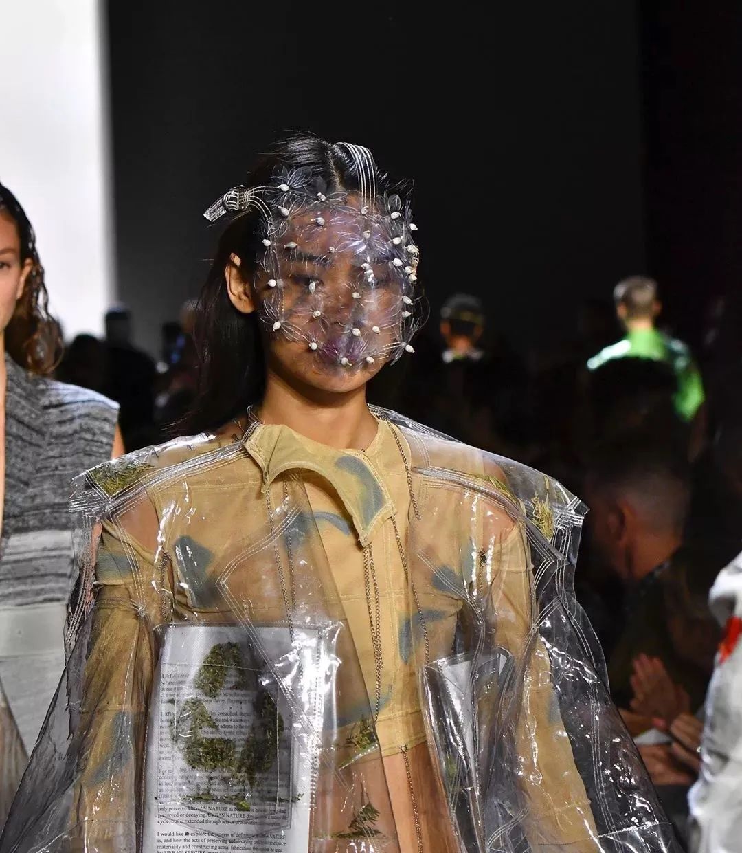 将鲜花封存,变成华服,玩转自然材料的日本设计师