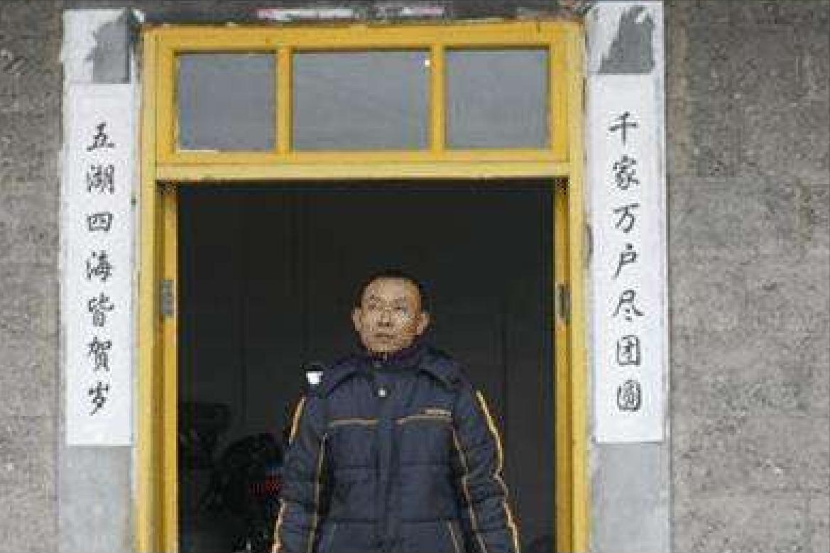 08年背亡妻回家感动国人,骑摩托车背亡妻回家的吴加芳