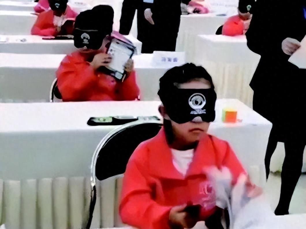 农村父母镰刀割麦子,收割父母