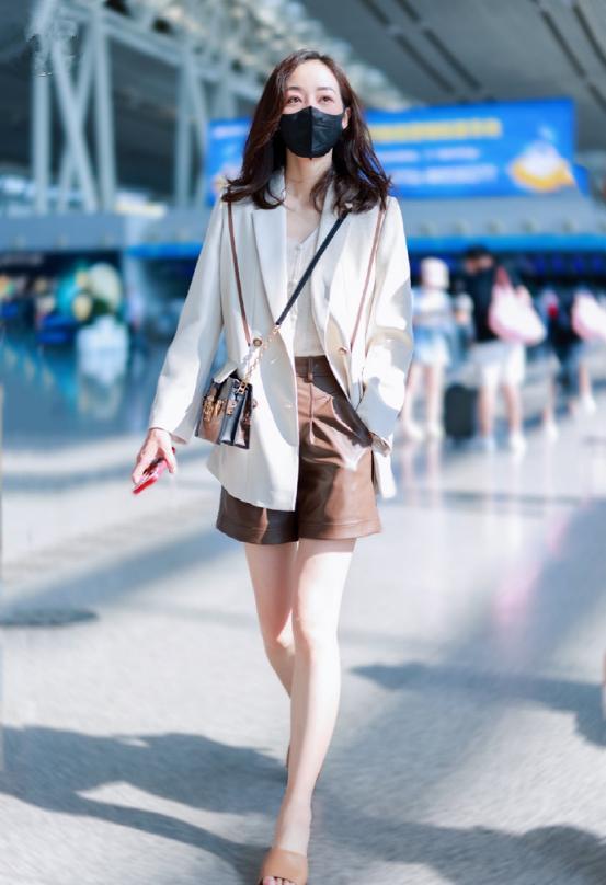 韩雪把西装穿出了新风格,金丝绒西装套装韩雪