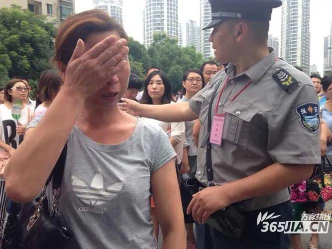 考生哭着出考场说数学太难,高考数学太难考哭学生