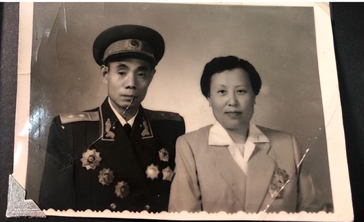 开国中将吴信泉8个儿子、4个女儿，周总理笑道：你们家是航空母舰