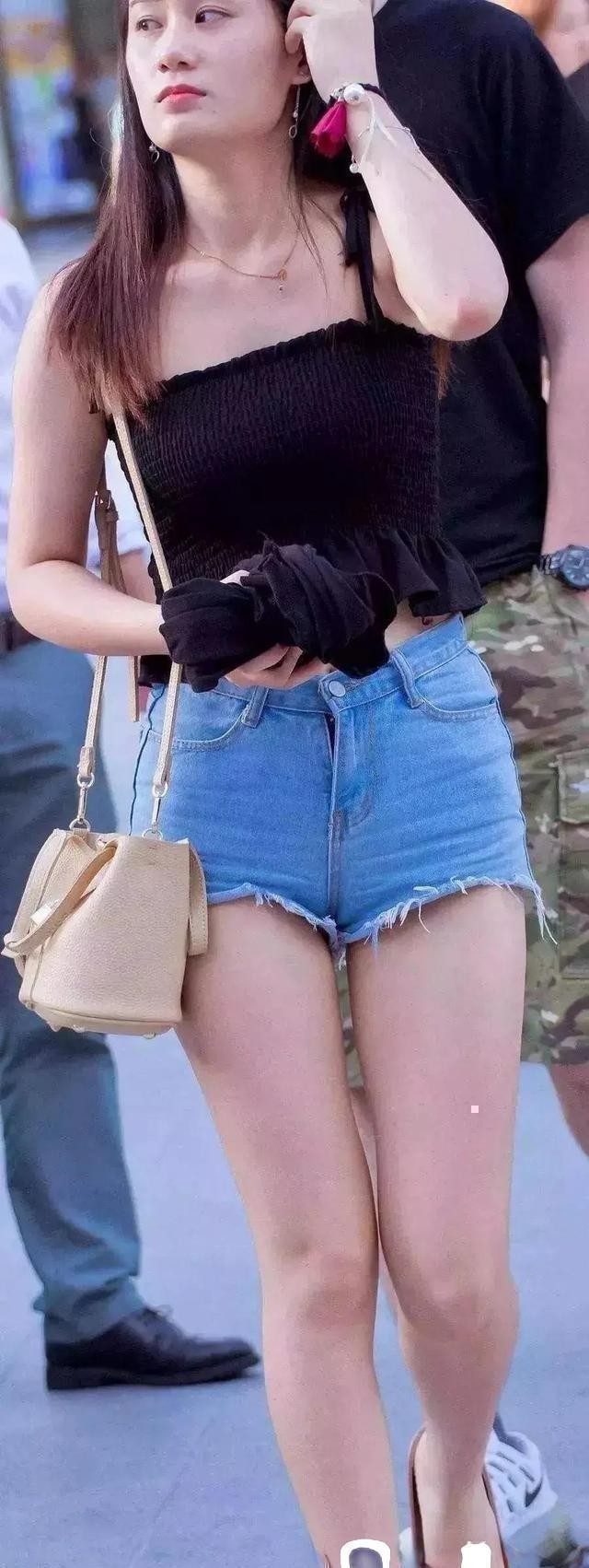 充满活力的打*裤底**穿出最美姿态，勾勒出曼妙身材，气质独特