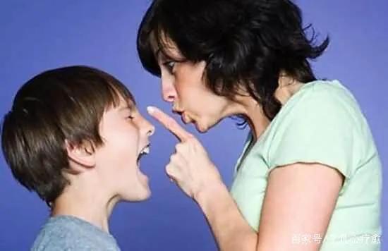 父母观念陈旧选择闭嘴还是反驳,父母思想观念过时我们要不要顺从