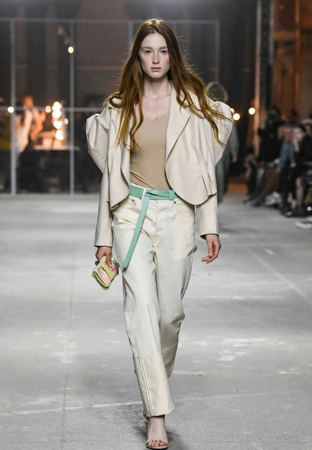 比米色优雅,比棕色显白,今夏的“裸肤色”凭什么火了?