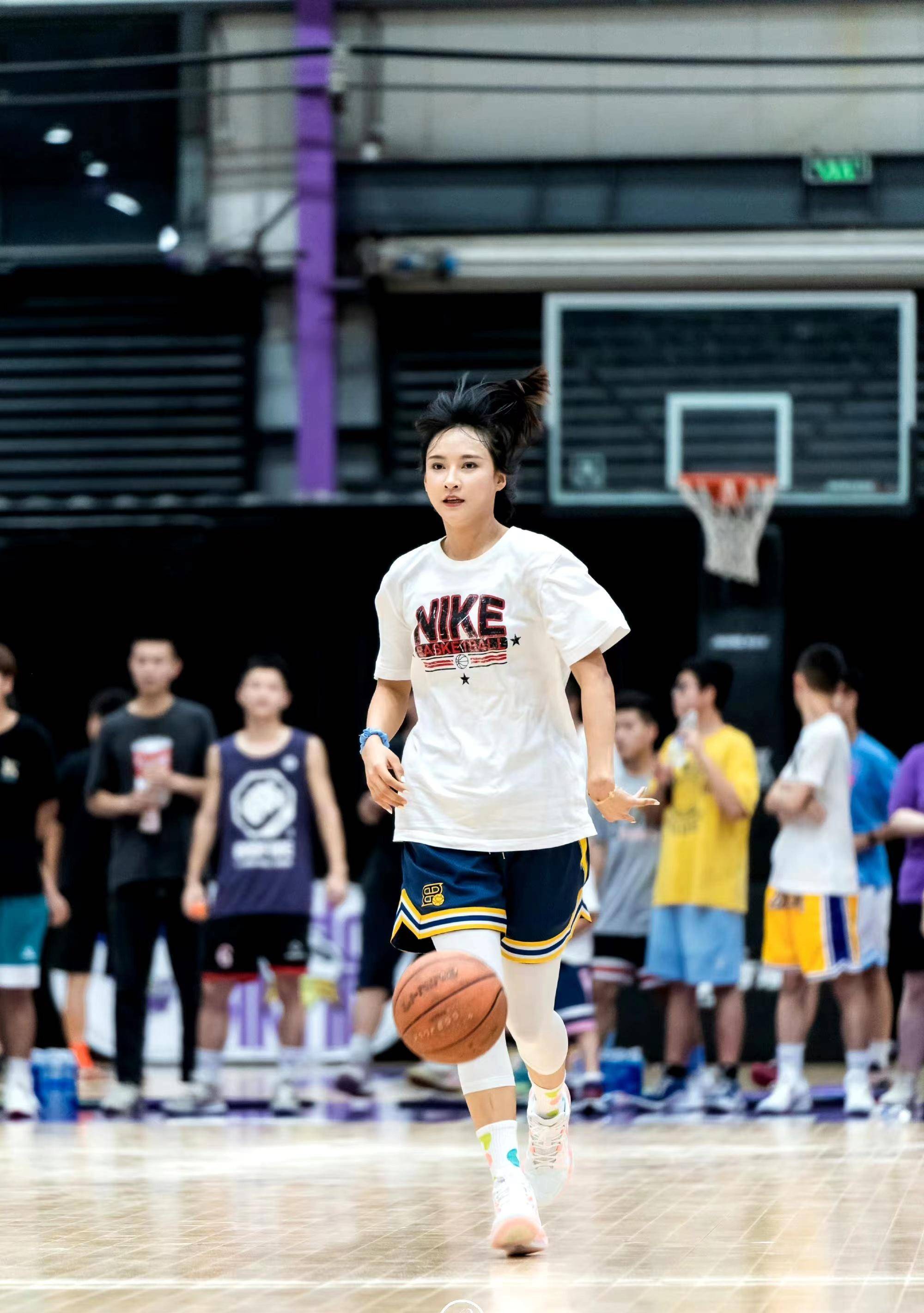 中国女篮王思雨照片好看一点的,徐杰和张茹王思雨身高啥关系