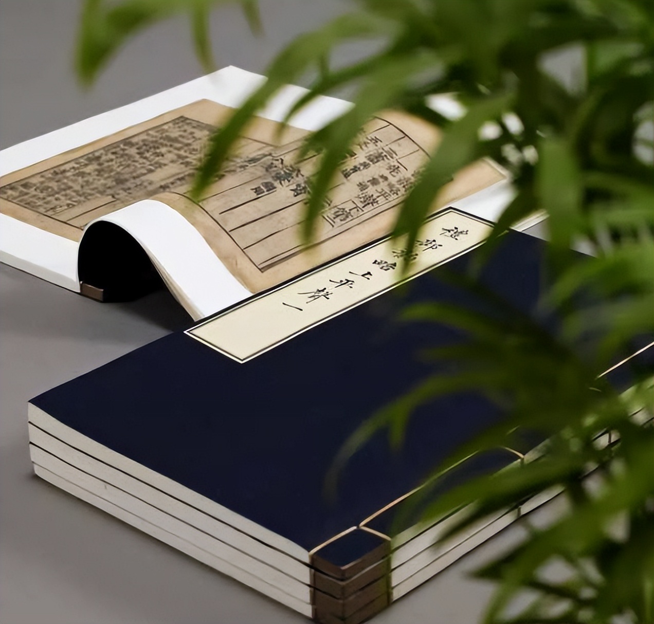 男子地摊卖书最后拍出天价,男子地摊花1万元买了一本古书