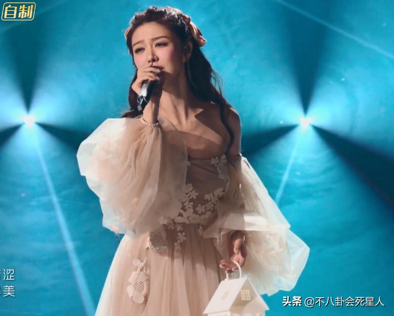 ​黑丝、高开叉、辣妹短裙，《浪姐3》舞台首秀，30个女明星杀疯了