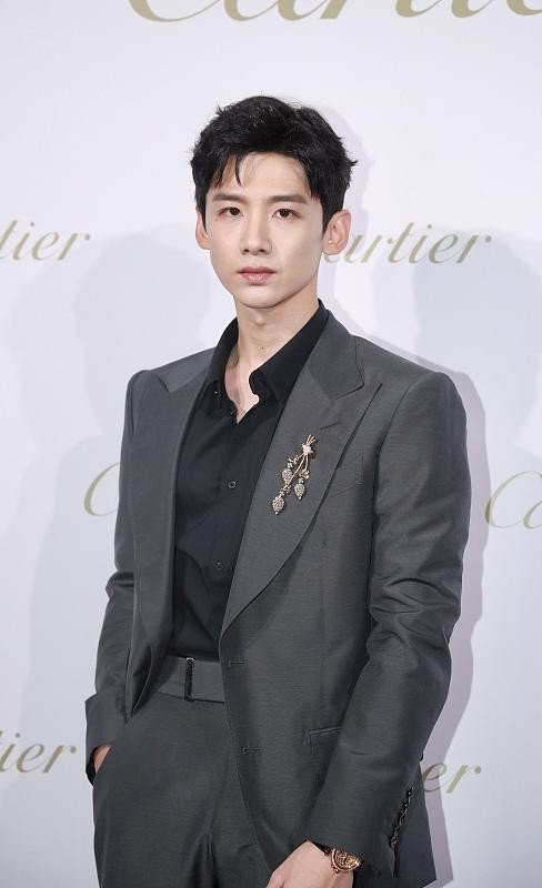 白敬亭美式复古穿搭,白敬亭黑色西服套装内搭黑打底