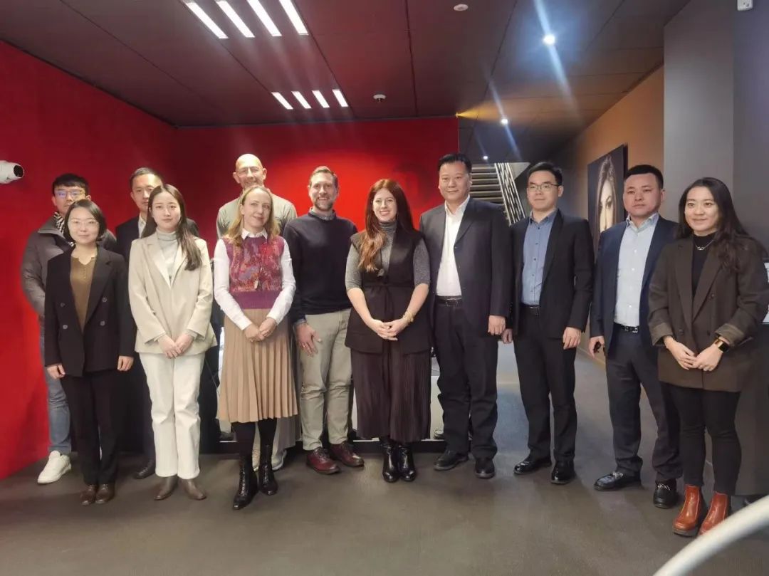 外贸商人组团出海抢单，外国客户兴奋：“这是三年里在业务上见到的第一个中国人”