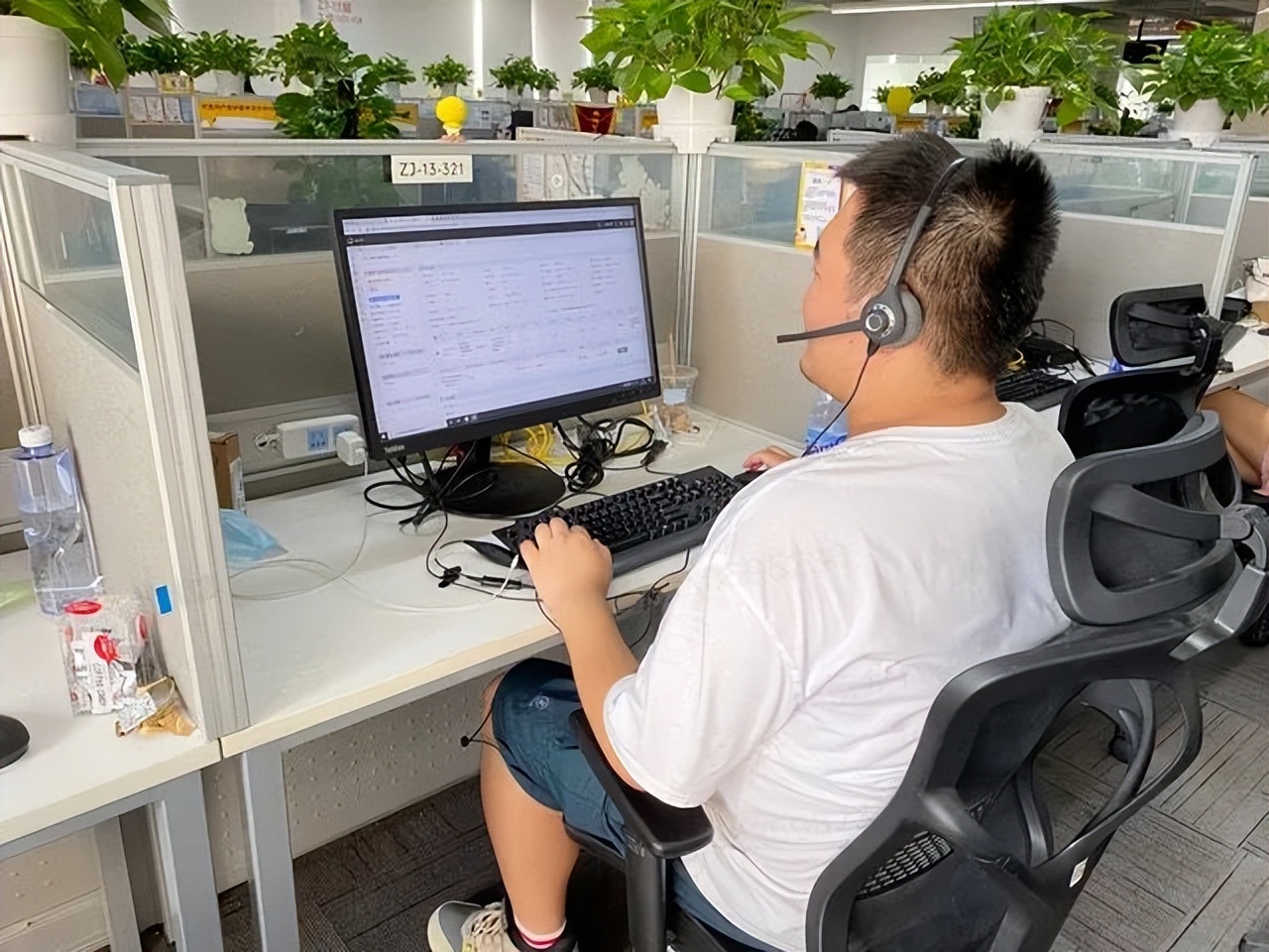 第一批进入大厂的00后，后悔了吗？