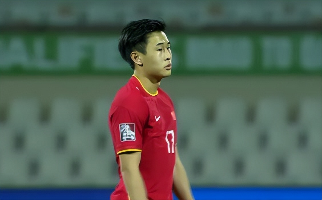 中国男足2比0被翻盘,中国男足战平沙特庆祝动作