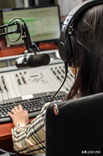 妻子做主播年入100万，送我一辆宝马，发现她的私密视频，崩溃了