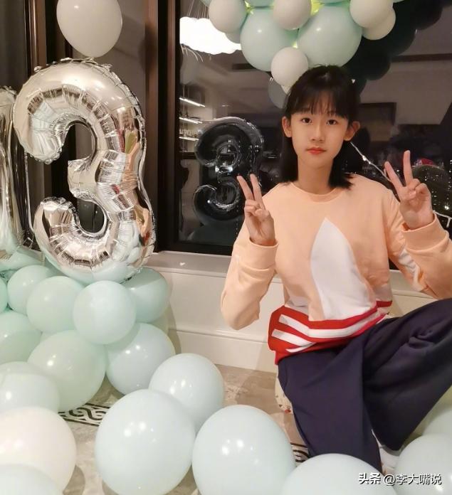 陆毅父女拍写真，贝儿双腿太细遭质疑，鲍蕾晒花絮视频力证未p图