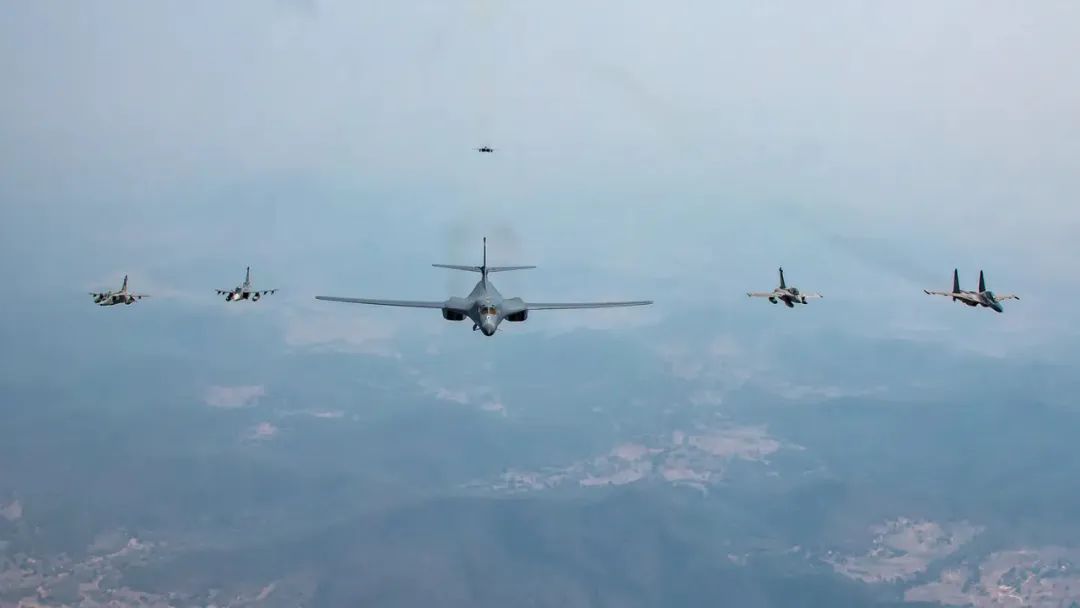 b-1b战机演练,美军b-1b轰炸机与印度战斗机齐飞