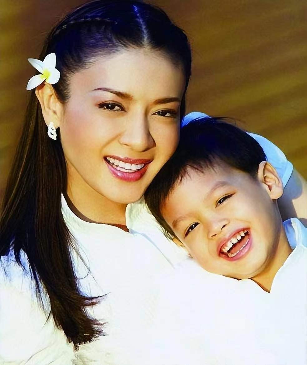 泰国提帮功王子18岁生日情况,泰王14岁提帮功难当大任