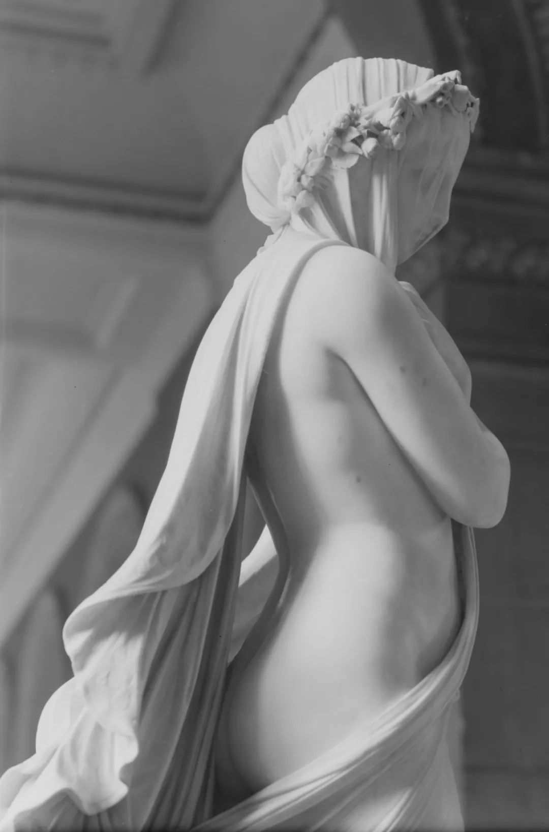 面纱掩盖着的是一个少女的贞洁，也是整个帝国的命运