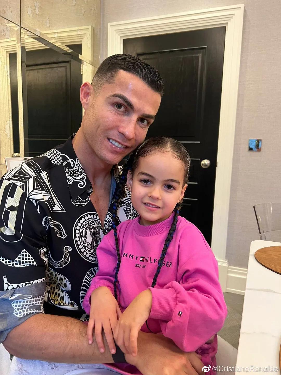 出身平民的窟柜姐一路开挂,球星C罗对她一见钟情