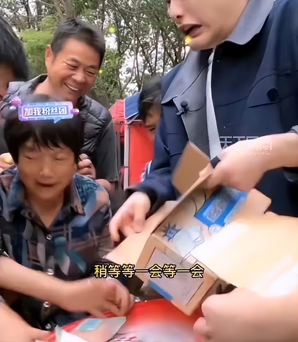 朱梓骁直播带货遭大妈哄抢,朱梓骁带货大妈抢东西