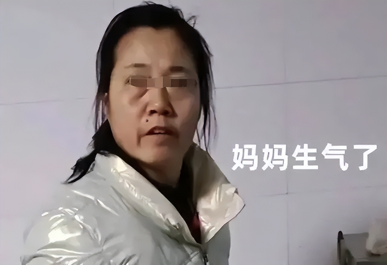 到底打了谁的脸？抑郁症少女被母亲当街怒骂：不愁吃喝你装什么装